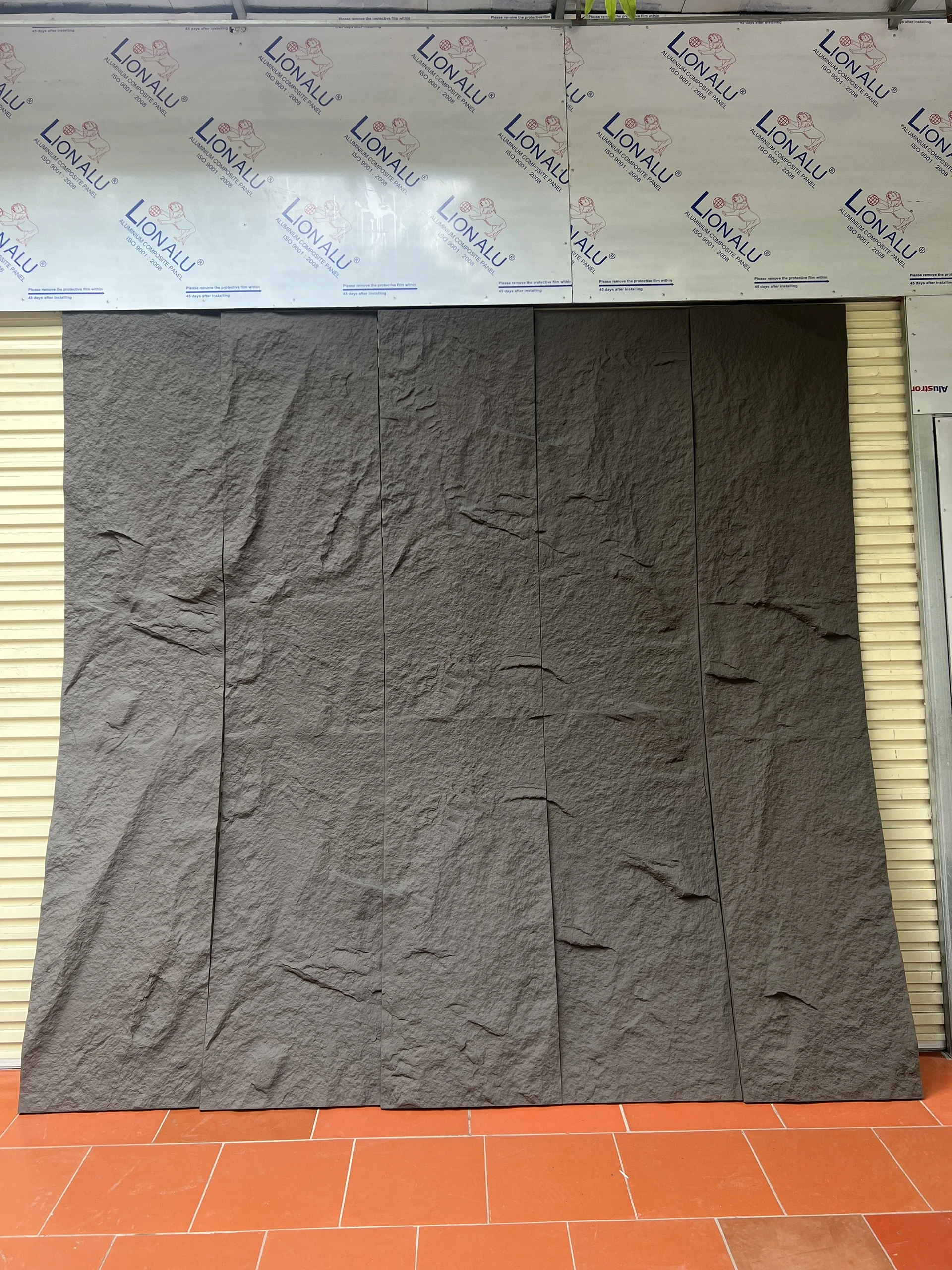 Tấm ốp tường vân đá thấp màu đen thanh lịch HLPU05