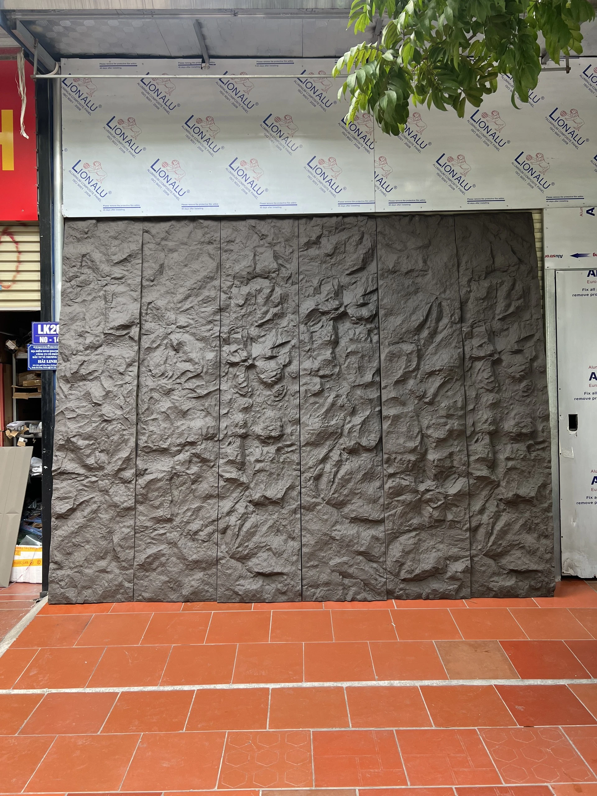 Tấm ốp tường vân đá núi cao màu đen thanh lịch HLPU06